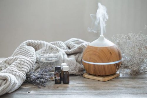 Composition with an air humidifier and a set of aromatic oils.