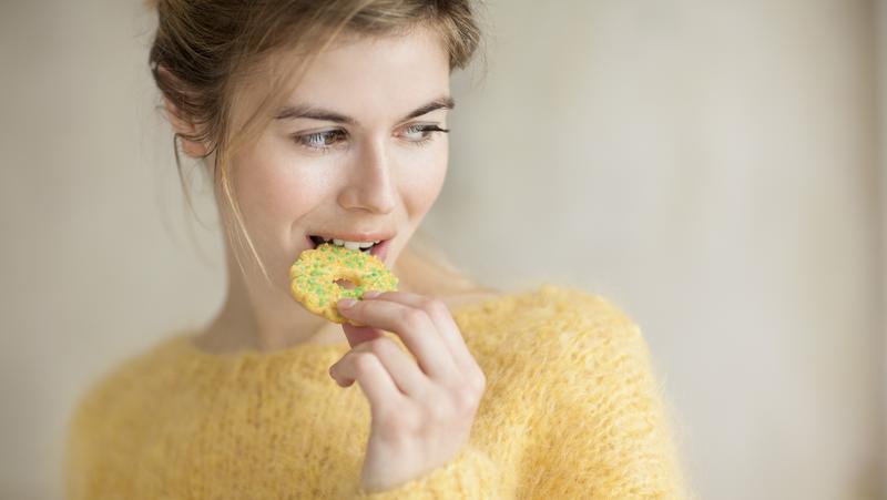 Blij om snacks te eten