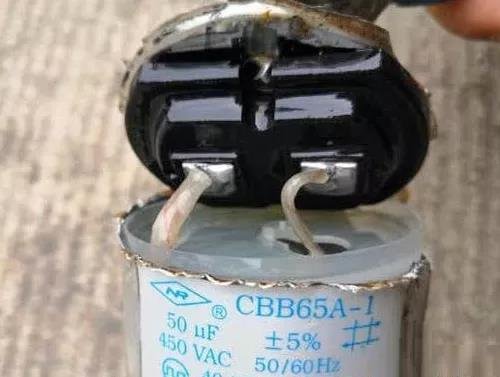 Innerhalb des Kondensators