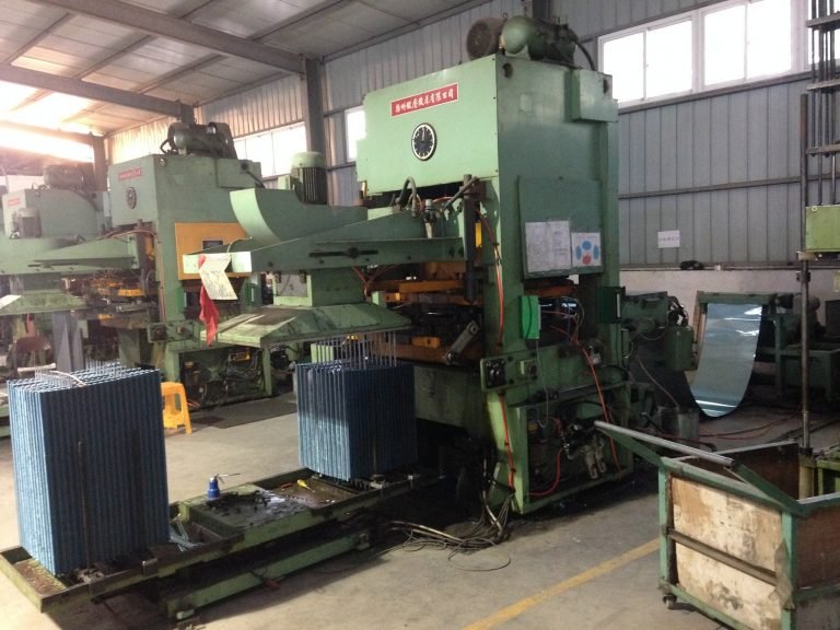 mesin penekan sirip aluminium