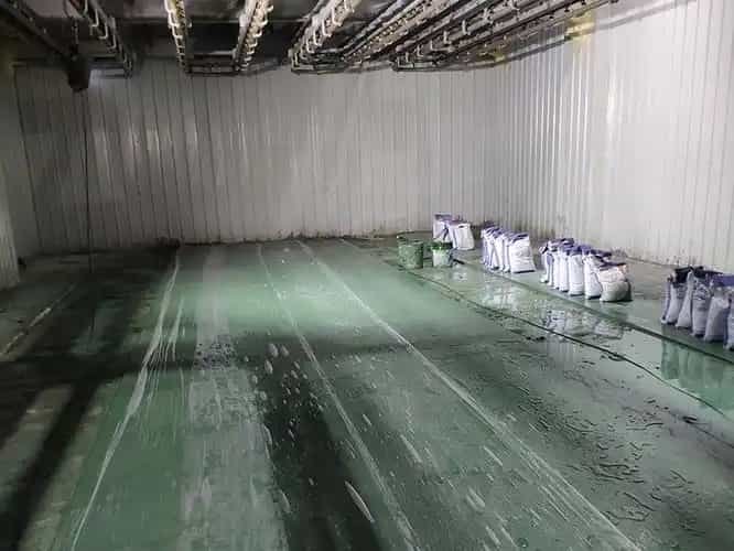 Koude kamer beschimmeld