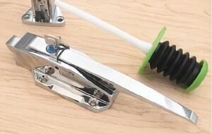 cerradura de la puerta de la habitación fría