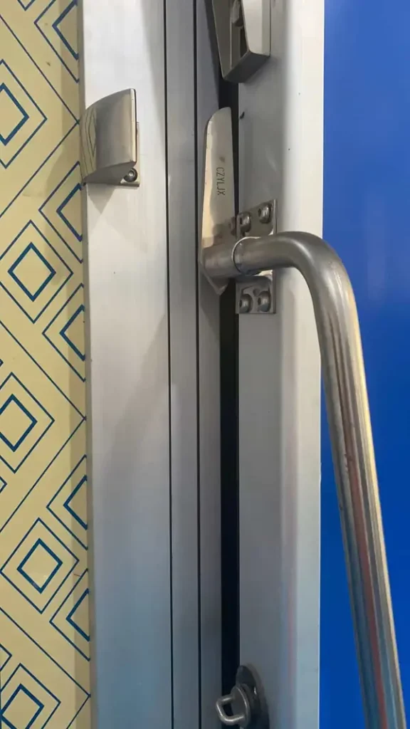 Urządzenie do otwierania drzwi chłodni